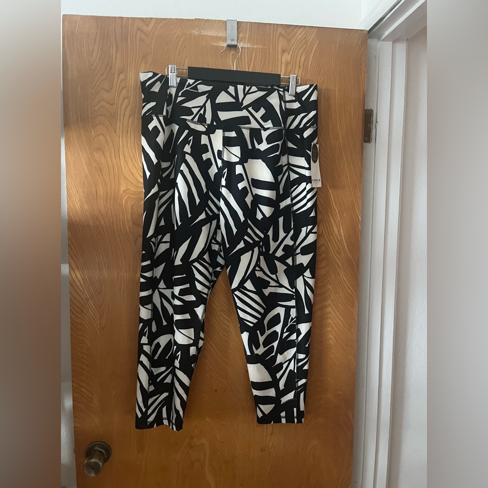 Kinesis Black and White Abstract Patterned workout  Leggings 2X